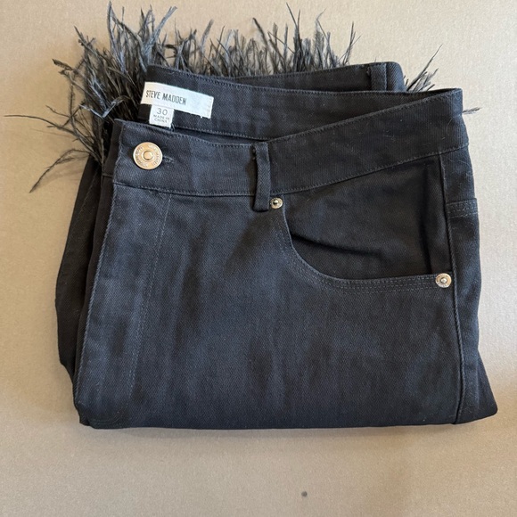 Steve Madden Denim - Steve Madden Cropped Feathered Jeans EUC size 30